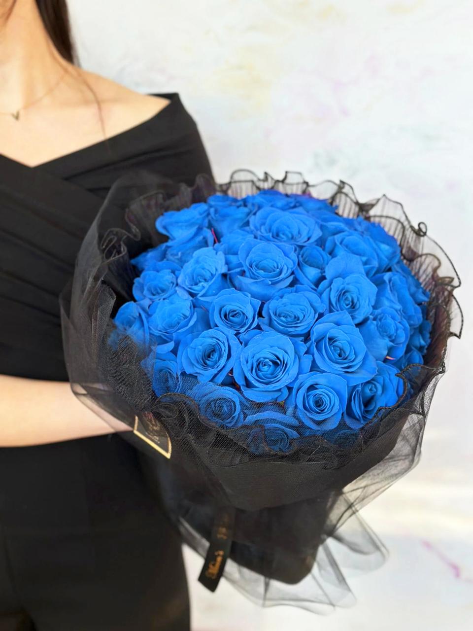 30 blue rose with black warrping