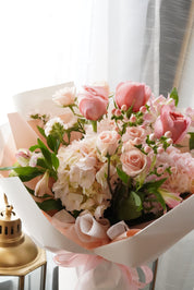 粉红色花朵花束