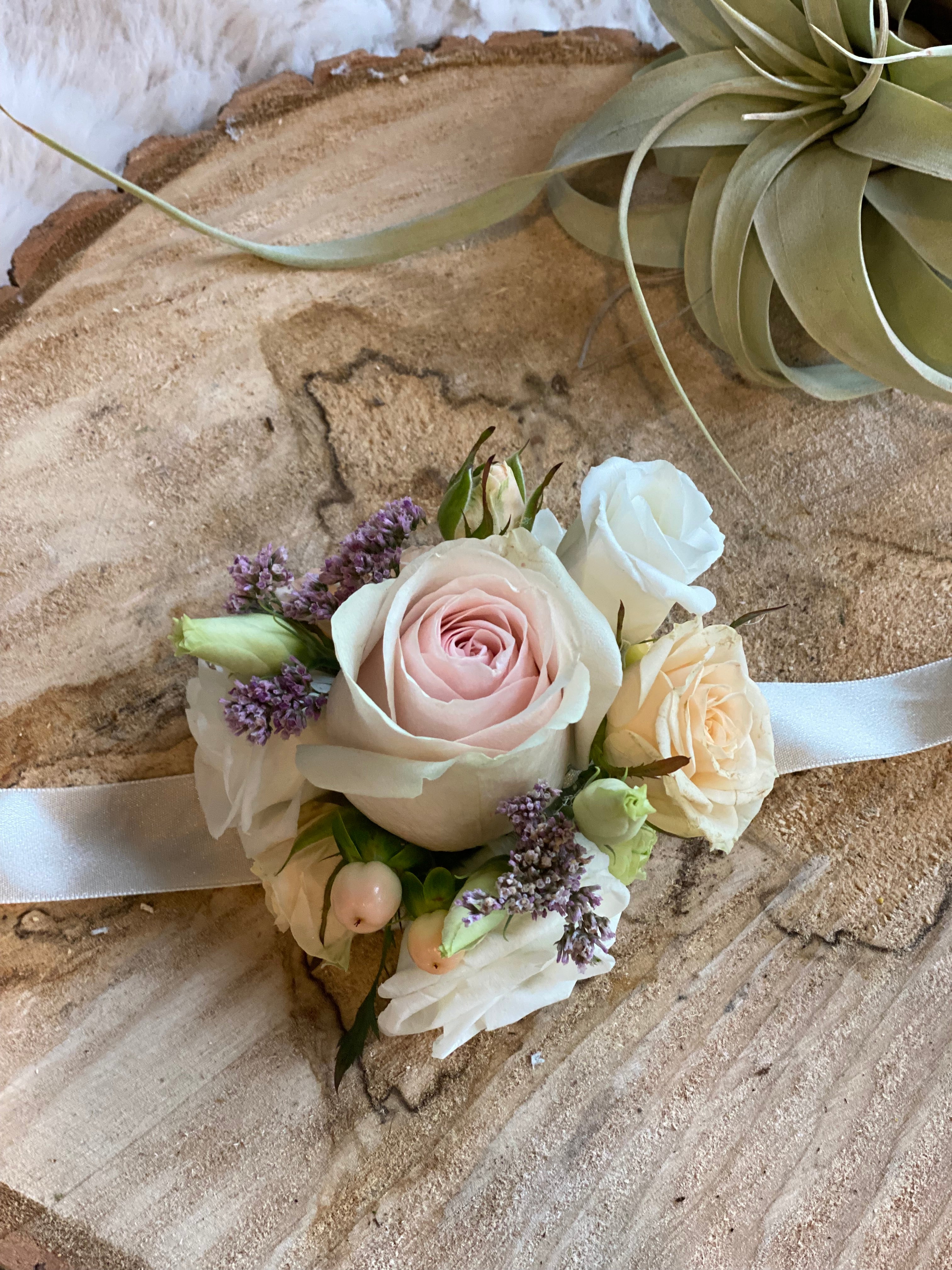 フラワー・ガーデニング corsage no.769 フラワー・ガーデニング corsage no.769 White spray roses with