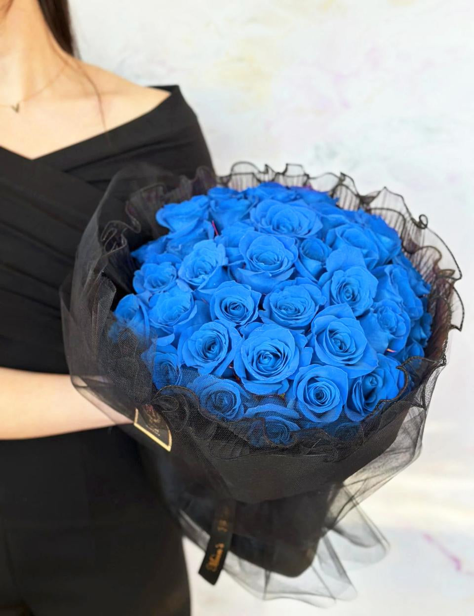30 blue rose with black warrping