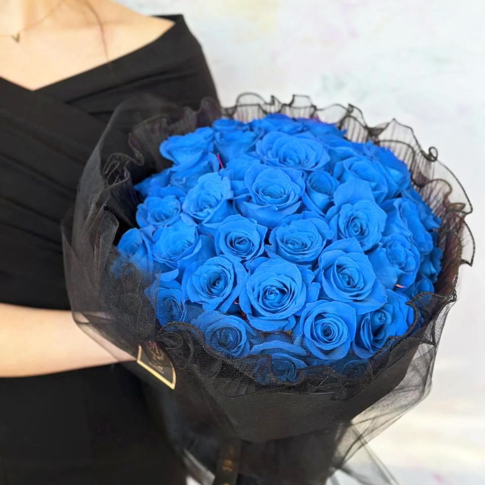 30 blue rose with black warrping