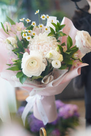 Front view of a fresh flower bouquet – Toronto flower delivery by Moon’s Flowers
