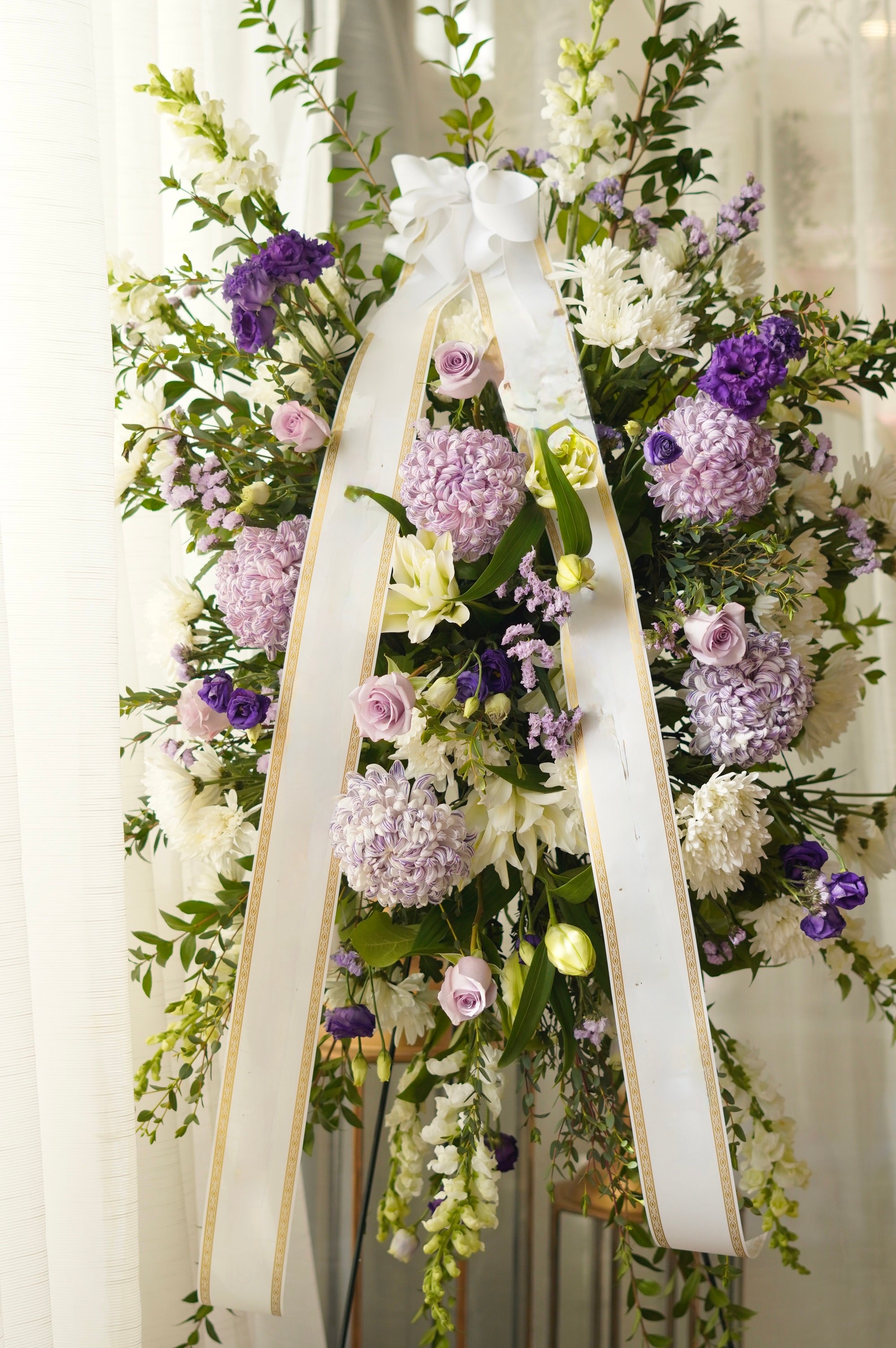 흰색 &amp; 보라색 스탠딩 장례식 스프레이