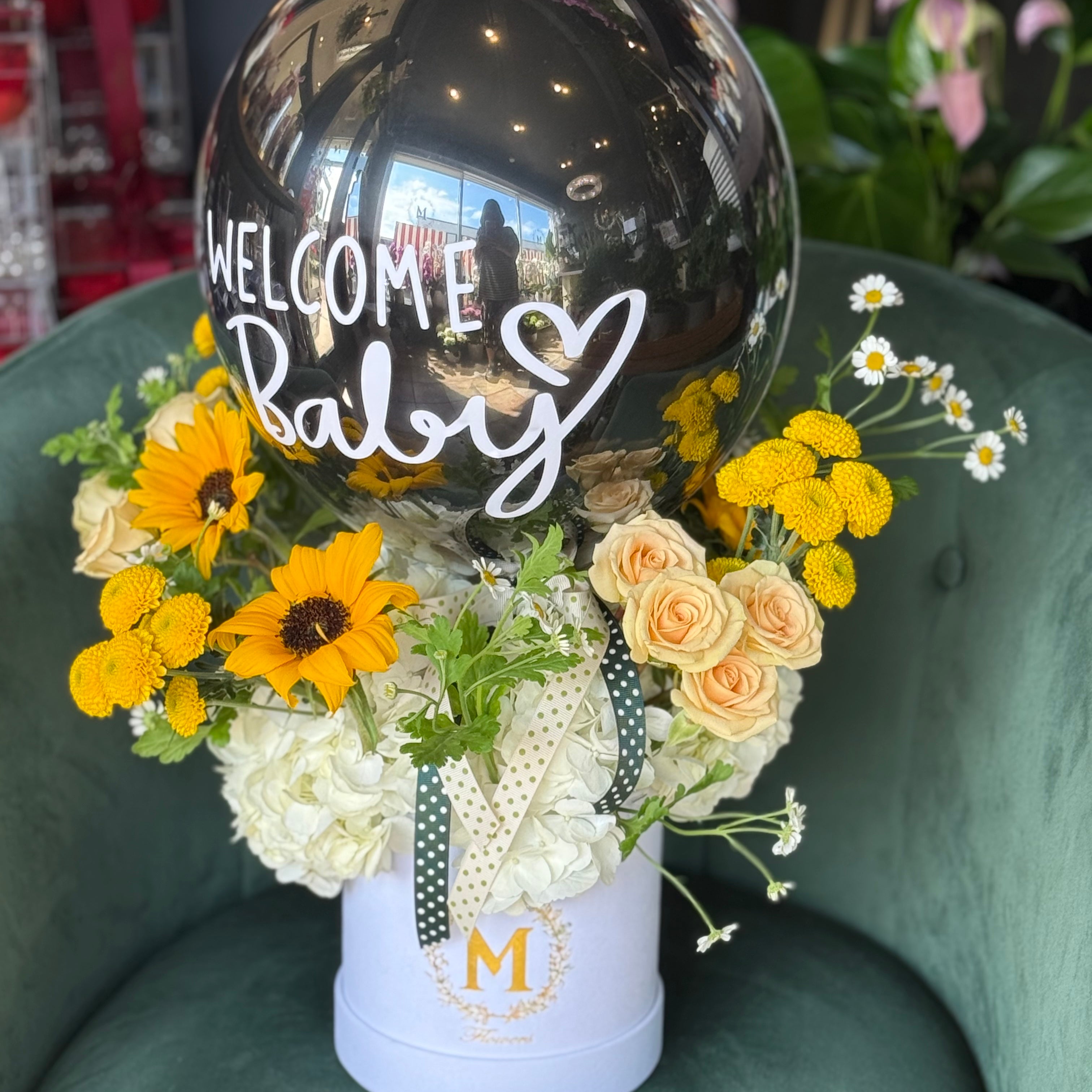 Gender_Reveal_Arrangement_with_Balloon.jpg