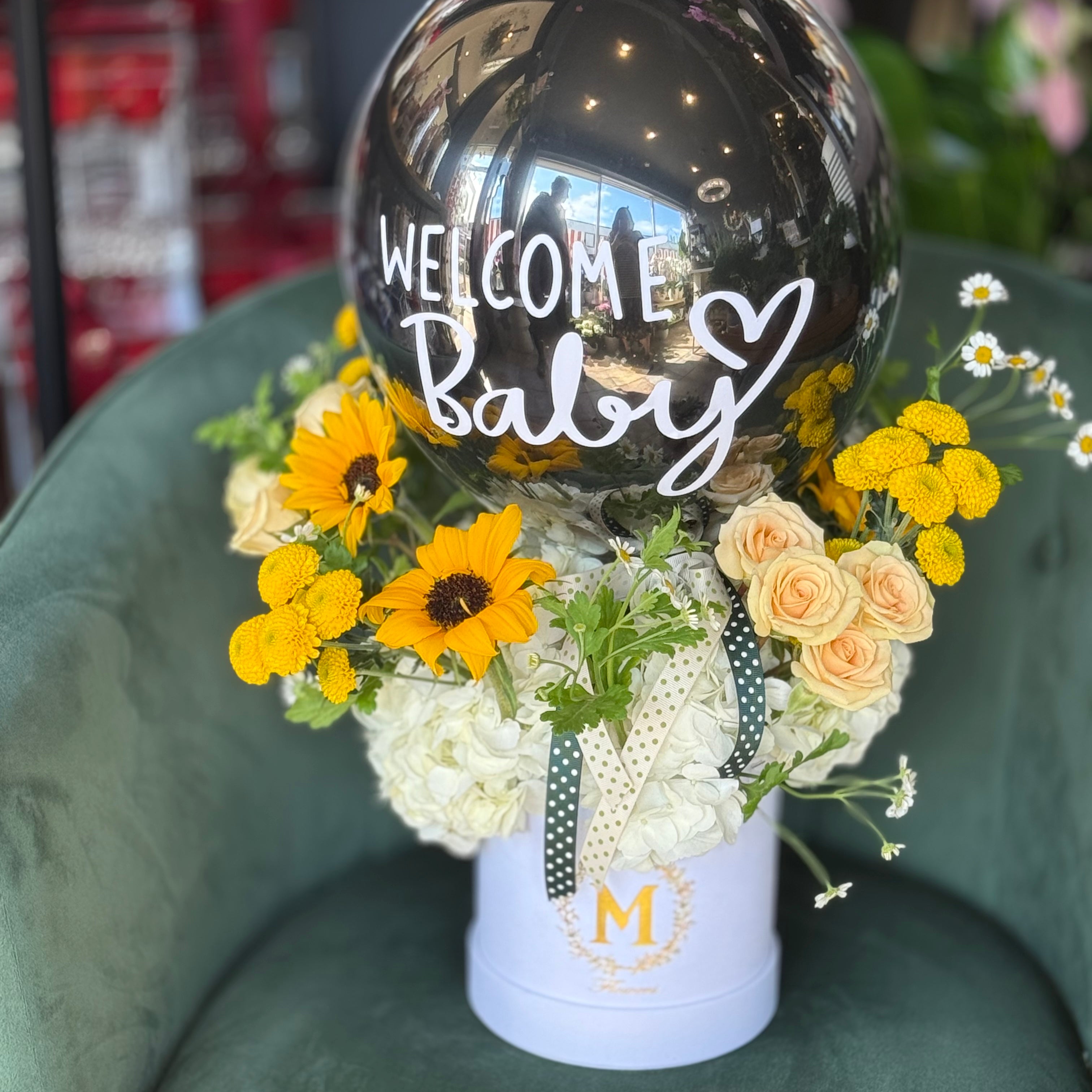 Gender_Reveal_Arrangement_with_Balloon2.jpg