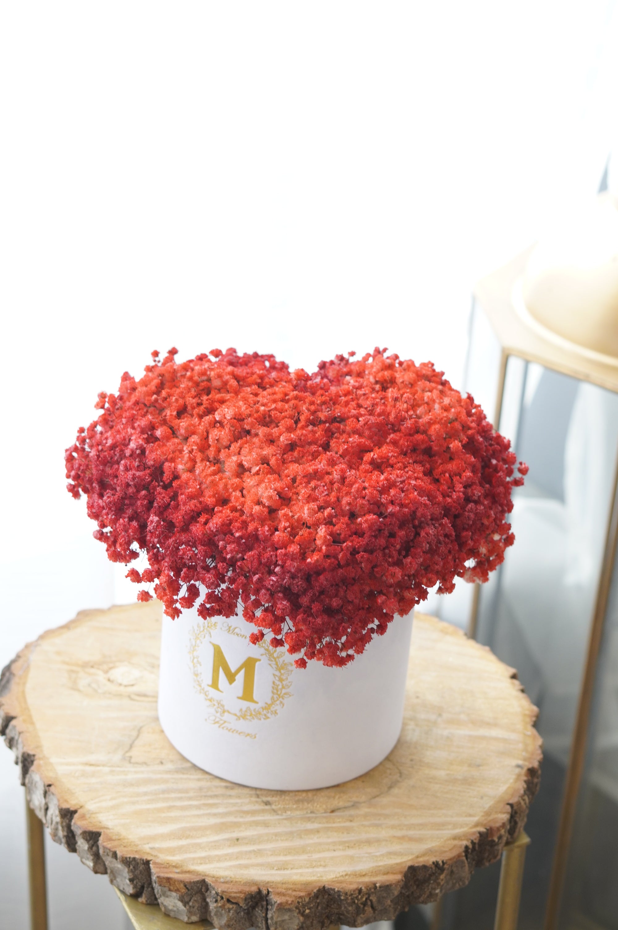 Front view of the arrangement-white Velvet box