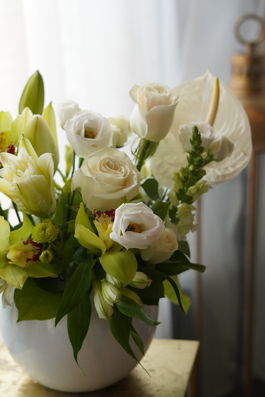 평화로운 꽃꽂이 냄비