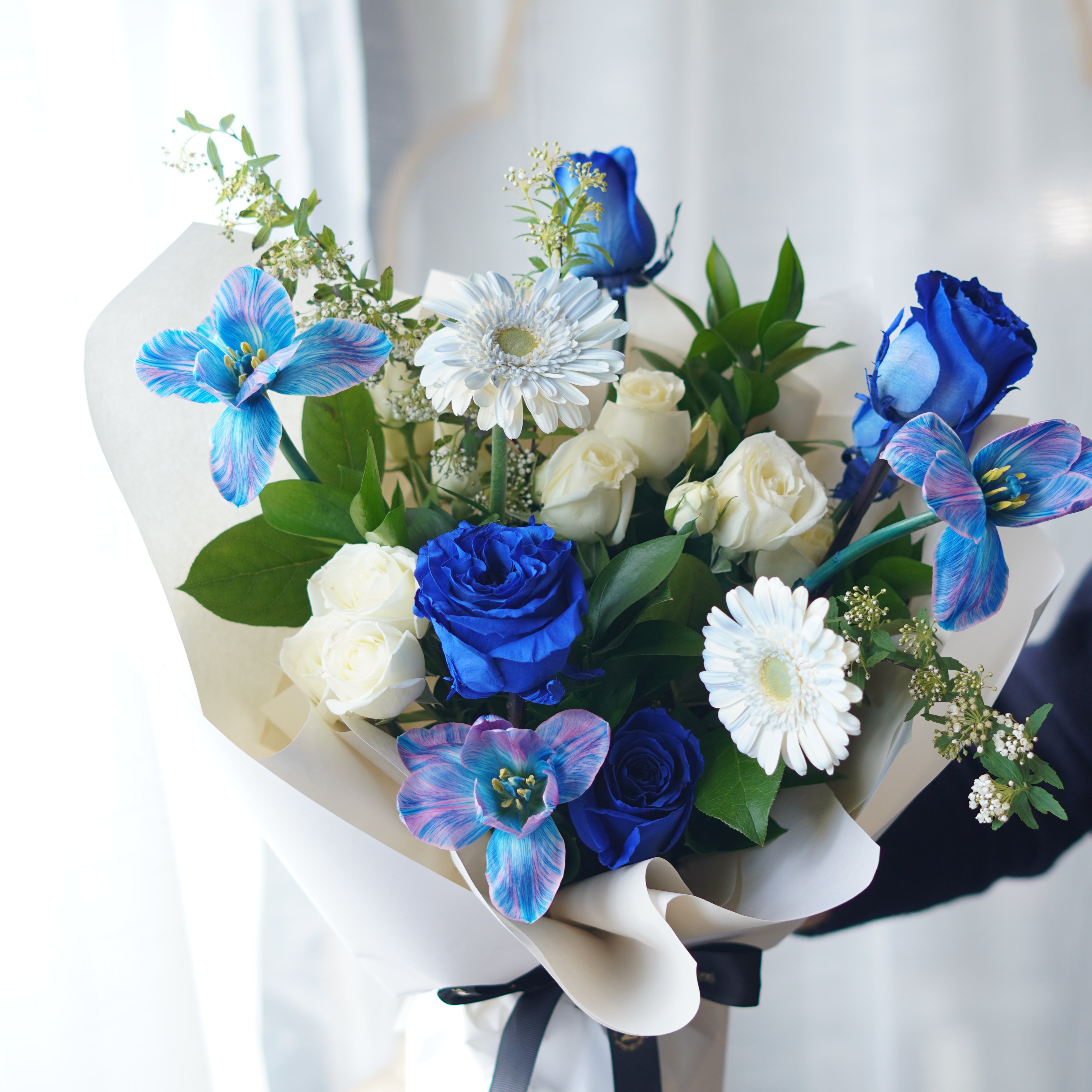 blue and white rose bouquet with gerbera daisies