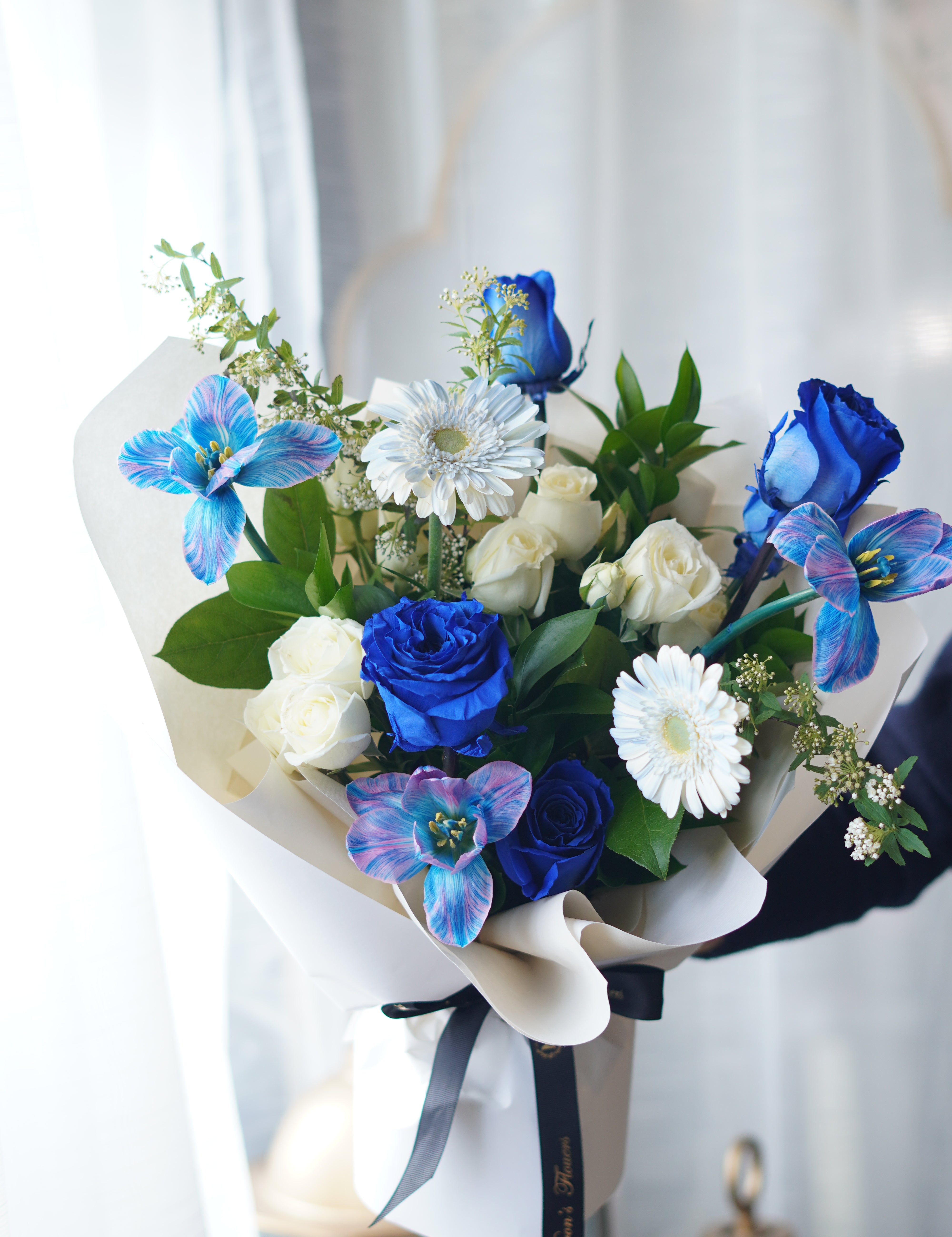 blue and white rose bouquet with gerbera daisies
