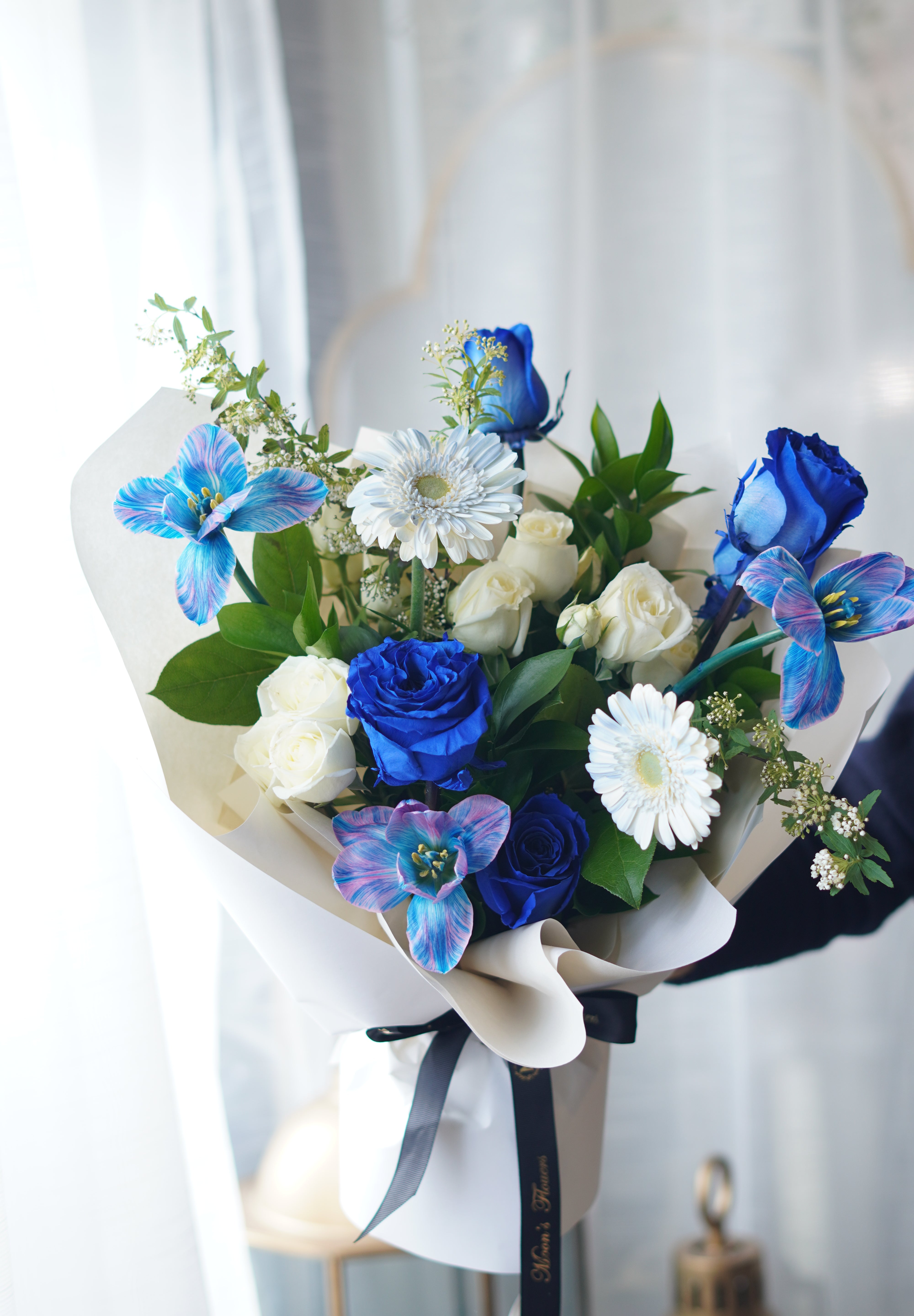 blue and white rose bouquet with gerbera daisies