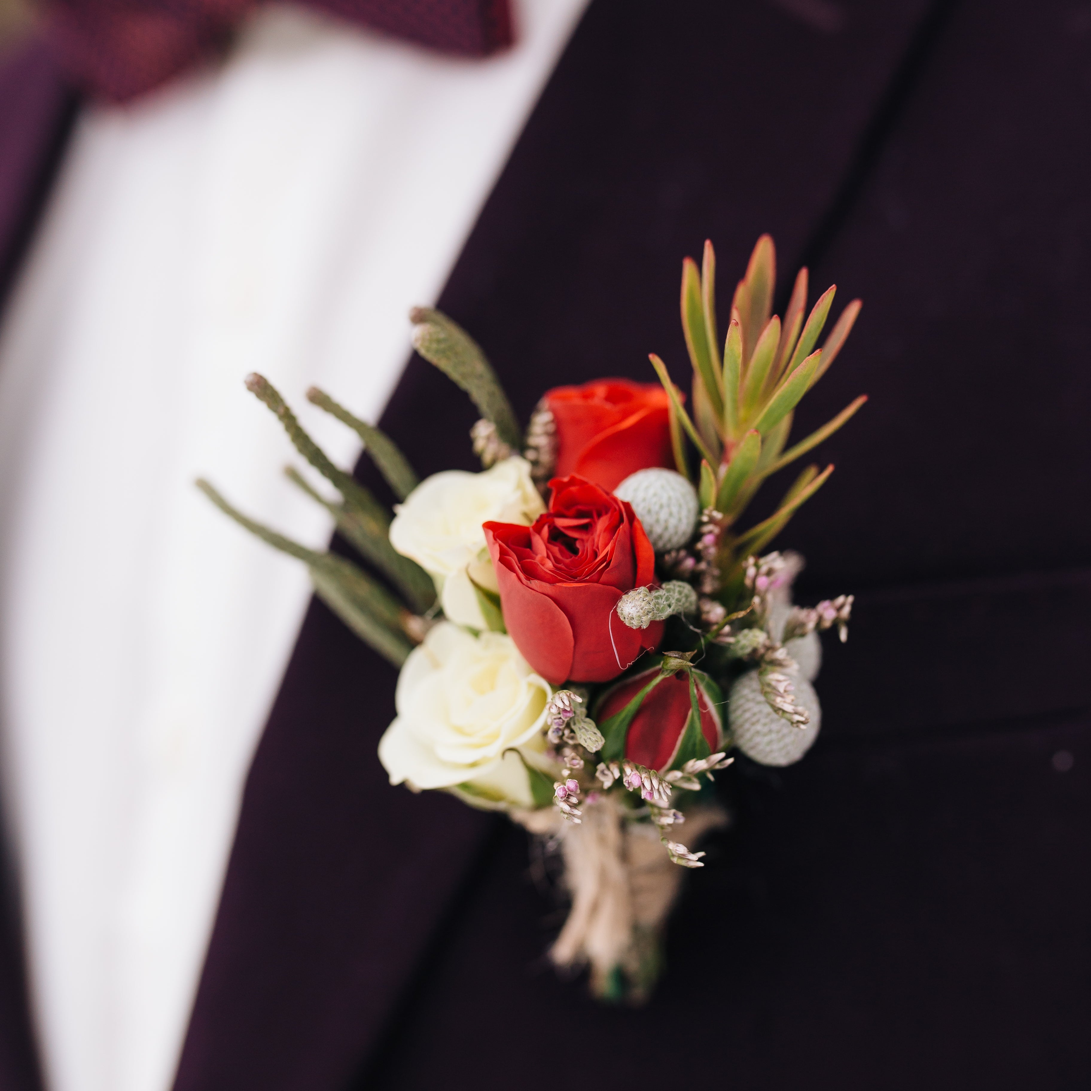 whiteredroseBoutonniere.jpg