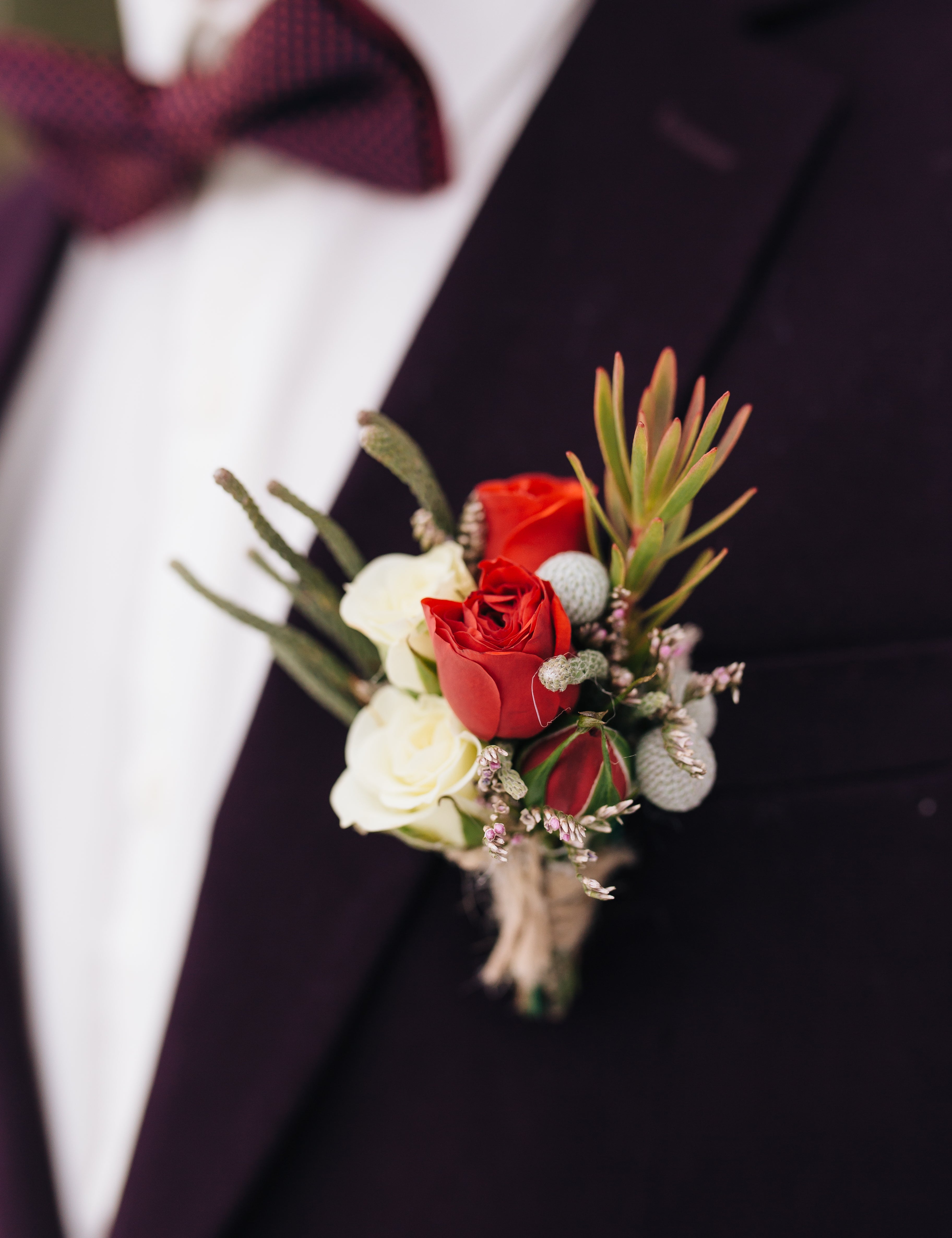 whiteredroseBoutonniere.jpg