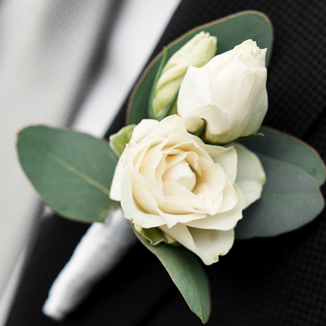 whiteroseboutonniere.jpg