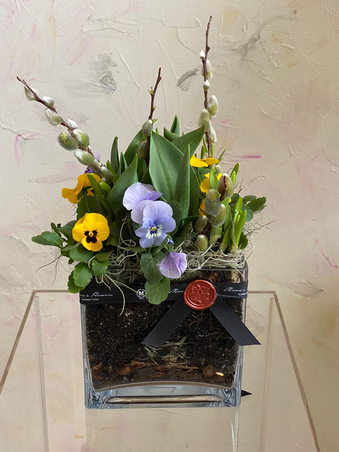 玻璃花瓶中的春季球根花卉