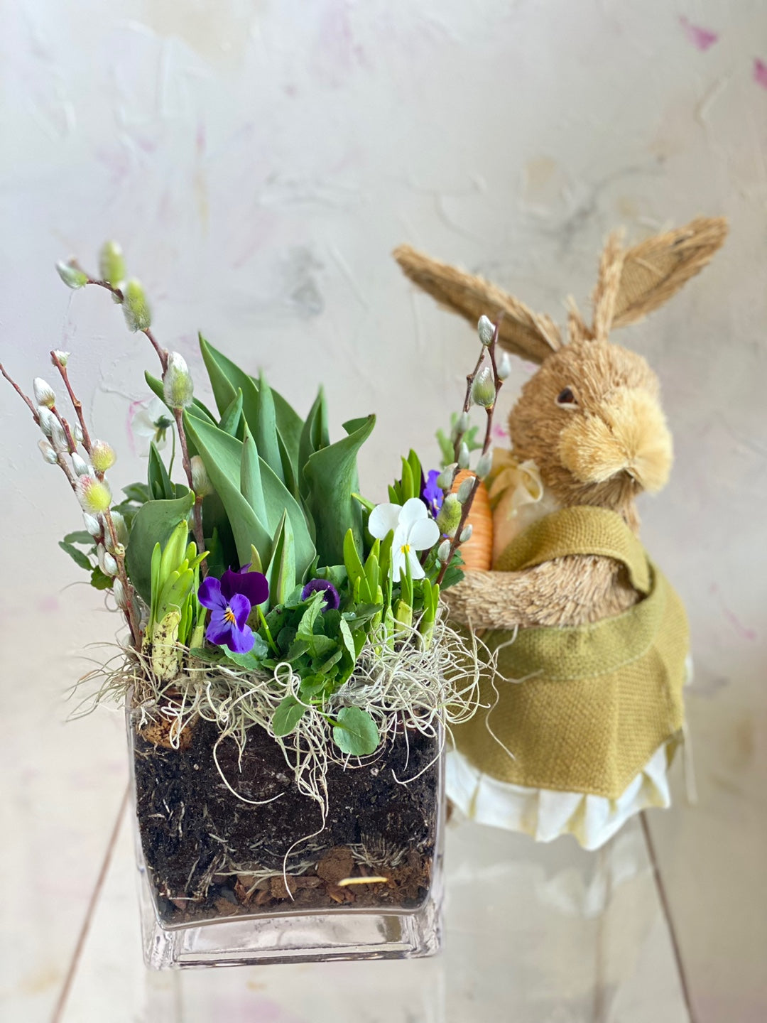 玻璃花瓶中的春季球根花卉