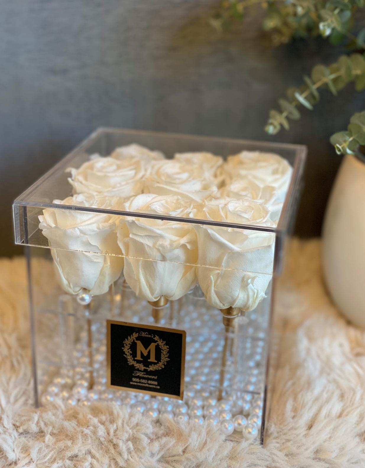 The colour White Preserved Roses in Acrylic Box 9, is a perfect choice for that someone who is elegant and if you are looking for a long lasting gift